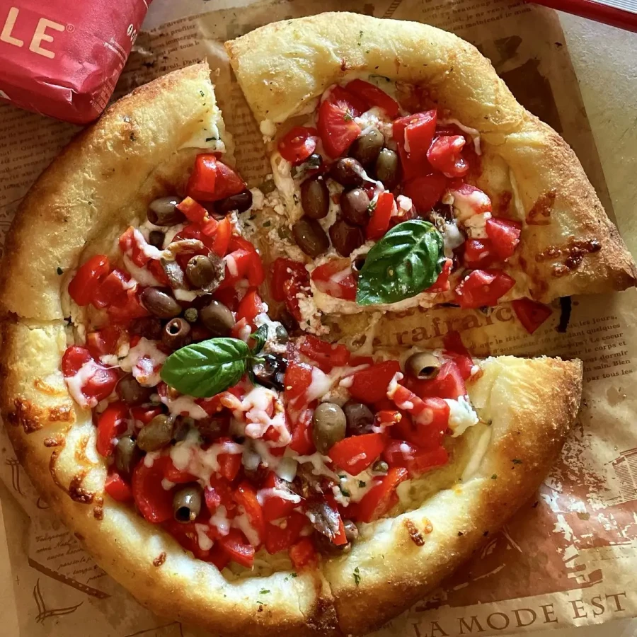 Pizza cu umplutură in crustă