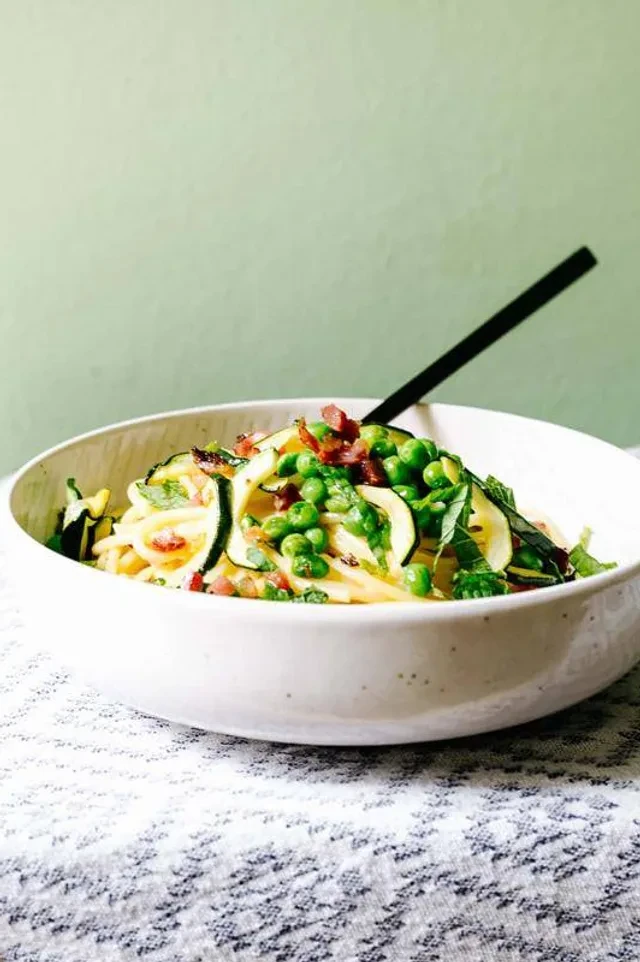 Paste carbonara cu mazăre, dovlecel și mentă