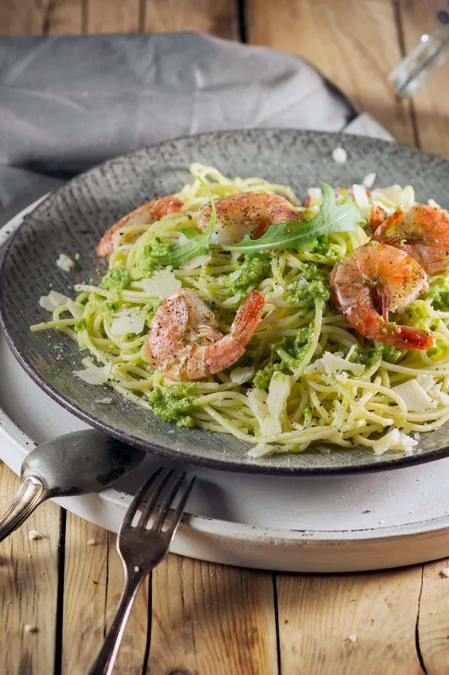 Spaghetti cu creveți, rucola și pesto