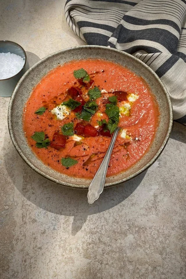 Gazpacho de pepene roșu cu feta și mentă