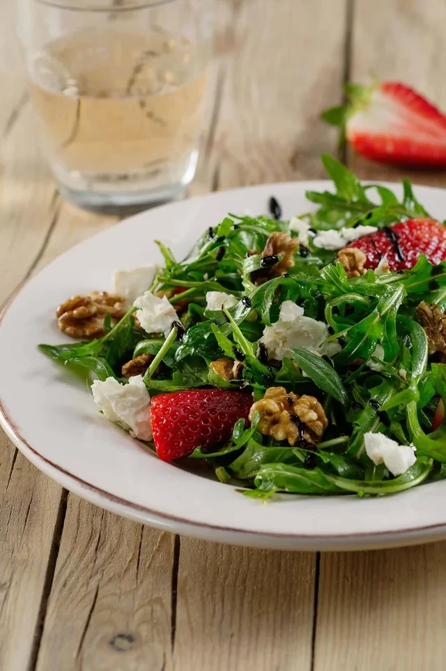 Salată de rucola cu căpșuni și crema balsamică