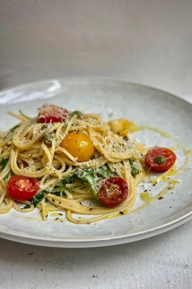 Spaghete cu rucola și roșii cherry