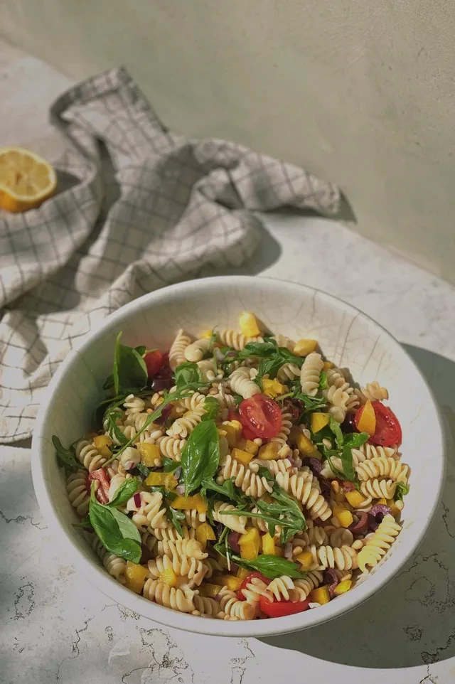 Salată mediteraneană cu rucola și măsline